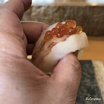 囲魚すし一〆 - ボタン海老のいくら載せ