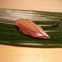 匠　達広 - 小鯛の昆布締め、握りはネタが若干大きくなったせいか、シャリほんの少し小さくしてくれたからか、チト味が濃いっす。