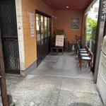 とん汁の店 まるやま食堂 雑色店 - 入り口に待ち人無し^_^