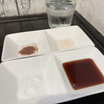 とん汁の店 まるやま食堂 - ソースも入れてスタンバイしました