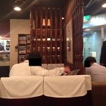 Cafe DALI - 201005  DARI  店内（座席より右まわり）⇒数箇所に「本棚」あり(^_^)/