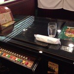 Cafe DALI - 201005  DARI  店内　麻雀ゲーム台（故障中）が、テーブルです(^_^)/