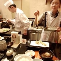 天ぷら すず航 - 大将を囲むカウンター