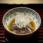 多仁本 - そして、銀の鴨とおネギの完璧ペア。
      くっきりと味が出ていて、こういうのが鴨らしくて好み。
      つくねも隠れているし、これもね、いただいていて本当に盛り上がります。