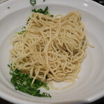 NIBOSHI MANIA - 鮭白子の和え玉の麺とその下の油ダレ