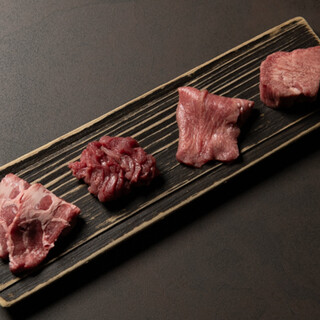 「多種少量盛り」など、店主自慢のアラカルトメニューが勢揃い