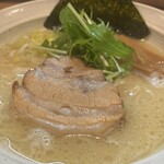 旋 - 煮豚バラチャーシューが丼の真ん中に鎮座してます