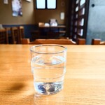 やぶ善 - 着席後すぐに持ってきてくれるお水は、管理の行き届いたコップで提供してくれます。