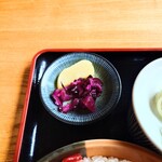 やぶ善 - 少なくないのが嬉しい、箸休めのお漬物。