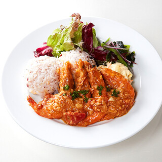 ガーリックシュリンプをはじめ、多彩なプレートメニューを堪能！