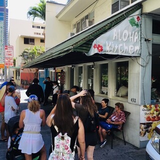 行列のフードトラック発祥「アロハキッチン」ワイキキ店もぜひ♪