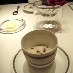ラール・エ・ラ・マニエール - 清水シェフお気に入りの器で★海老芋とトリュフのスープ