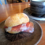 カフェ ブラディーポ - プチパンのサンドイッチ￥350