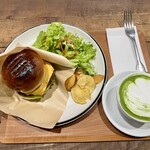 ALAYA - ハンバーガーと抹茶ラテホット