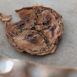 くじらカフェ - ホットコーヒーに付いてきた島バナナのチップス