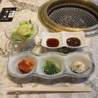 肉の匠 将泰庵  船橋本店 - サラダ、タレ、前菜３種、タレは焼肉タレとポン酢の２種類