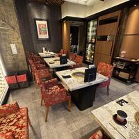 肉の匠 将泰庵  船橋本店 - ランチは新館の利用になります。１階は４人用テーブルが２セット、２人用テーブルが２セット、２階もあります