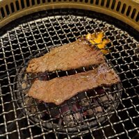 肉の匠 将泰庵  船橋本店 - 上カルビと赤身ロース、円形の電気無煙ロースターで煙はほとんど感じませんでした