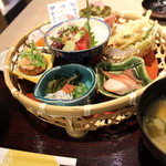 近畿大学水産研究所 - 花かごを水産研究所の丸いいけすに見立てた体に優しいランチメニュー