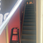 煮干しのビリー - 暖簾の先に階段