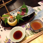 神戸たむら - お刺身盛り合わせ
      鰹、鯛、イサキのたたき
      美しい演出でも楽しめる