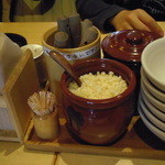 Tsuke Soba Aduchi - テーブル上の調味料群