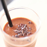 カカオ マジック - カカオ・スムージーにはカカオニブがトッピングされてる。'14 4月上旬
