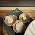 Tokyo Style Noodle ほたて日和 - 薬味。鯛塩、カルパッチョ、ワサビに後ろにトリュフオイル。