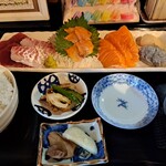 魚笑 - 刺身定食ごはん大盛