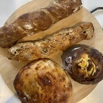 SONGBIRD BAKERY - 上から木の実のバトン、舞茸のバトン、下左チーズのパン、下右ベリーベリー