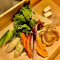 鶏料理 清水 - 20241114左から下仁田葱・京人参・アンディーブ・南瓜・蓮根・生椎茸・春菊・芥子菜・えのきだけ・厚揚げ・白滝