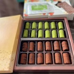 ジュヴァンセル - コロンとした筒状の生チョコがキレイに12個ずつ並んでいます♪ ◯生ちょこれーと ミックス(抹茶・ミルク)