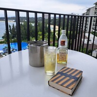 シルー - 部屋のベランダで本を読みながらリゾートライフを満喫した後は……