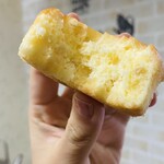 ブーランジェリ･エ･カフェ　オブジェ - レモンケーキの断面！♡ふんわりした食感なのかな？と思いきや…いいえ、これがそうでは無いんです！しっかりとしたケーキの食感、バターの良い香、レモンピールが優しい甘さのケーキ生地とナイスマッチ…好き♡