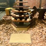 ル・ショコラ・アラン・デュカス - ショコラのパーツがそれぞれ入って、ツリーを組み立てる