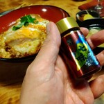 とんかつ 新 - カツ丼にかけるスペシャルな感じの七味！