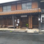 とんかつ 新 - パッと見 素通りしてしまいそうなシックな佇まいの店構え。落ち着いた雰囲気がまた良いです。