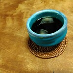 とんかつ 新 - 食後のドリンクは数種類から選べます。アイスコーヒーをオーダーしたけどやっぱり和のテイストを満喫出来る器です。