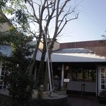 たねや 守山玻璃絵館 - 開店前の静かな入口付近…この後、長蛇の列が(-_-;)