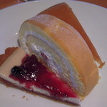 たねや 守山玻璃絵館 - ケース内のケーキ類は1度に3個づつ取り分けてくれます！