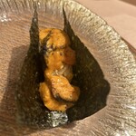 鮨 さわ田 - 雲丹の握りを海苔で巻いた