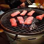 焼肉牛王 - 卓の真ん中にロースターがあって真上に排煙パイプがあって煙くは無かったけど同じテーブルをオッサンが囲んでて加齢臭が煙かった（笑）
