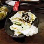 焼肉牛王 鳥取本店 - 塩ダレのかかったキャベツ。キャベツ高いから余計に美味く感じました（笑）