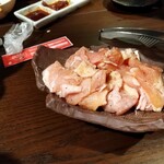 焼肉牛王 - 止めは鶏モモのカット。もう食べれません（笑）