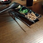 焼肉牛王 鳥取本店 - お通しです。ナムル？とかちょっとしたツマミです。