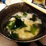 焼肉牛王 - スープはワカメと卵のシンプルなスープ。亡き石立鉄男さんを偲びながら心の声で「エースのワカメぇぇぇ」と叫びました（笑）