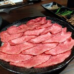 焼肉牛王 - ３人前の牛タン。多分 輸入肉の牛タンかな？不味くは無いけど焼き過ぎたらちょっと臭みがあったかな。