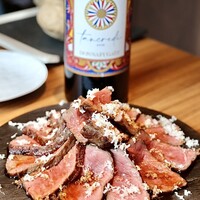 YAKINIKU 安萬LABO - 大人のローストビーフ（和牛赤身のローストビーフに北海道とかち井上牧場の二年熟成雪蔵メークインのポテトサラダと北海道の特上山わさびをたっぷり擦ったアダルティなローストビーフ。通称アダビ。）