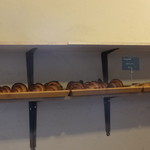 Boulangerie Lafi - 棚の上にはクロワッサン
