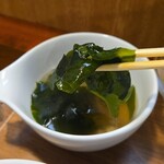 キッチン ブルー グローブ - 具沢山なわかめスープ